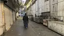 Seorang pria mendorong gerobaknya melewati toko-toko yang tutup di Grand Bazaar Teheran, Iran, Selasa (15/11/2022). Aksi mogok dapat semakin memberikan tekanan pada pemerintah Iran, yang sejauh ini menolak tuntutan para demonstran. (AP Photo/Vahid Salemi)