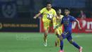 Pemain Bhayangkara, Evan Dimas (kiri) mengontol bola dari kejaran pemain Persib Bandung, Febri Hariyadi pada laga Liga 1 2017 di Stadion Patriot, Bekasi, Minggu (04/06/2017). (Bola.com/Nicklas Hanoatubun)