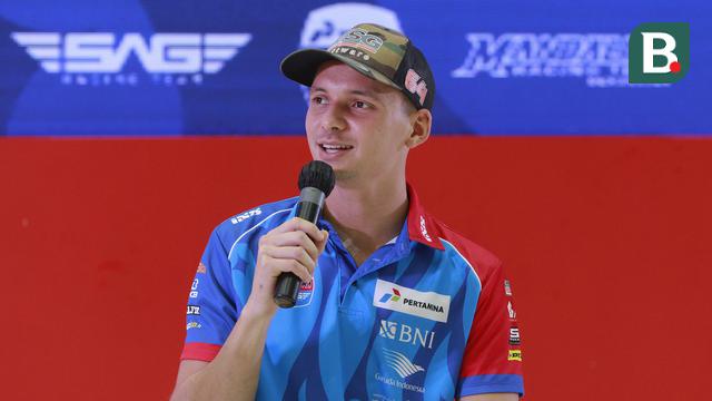 Foto: Dua Pembalap Pertamina Mandalika SAG Team, Bo Bendsneyder dan Gabriel Rodrigo yang Akan Berlaga di Moto2 2002 Diperkenalkan