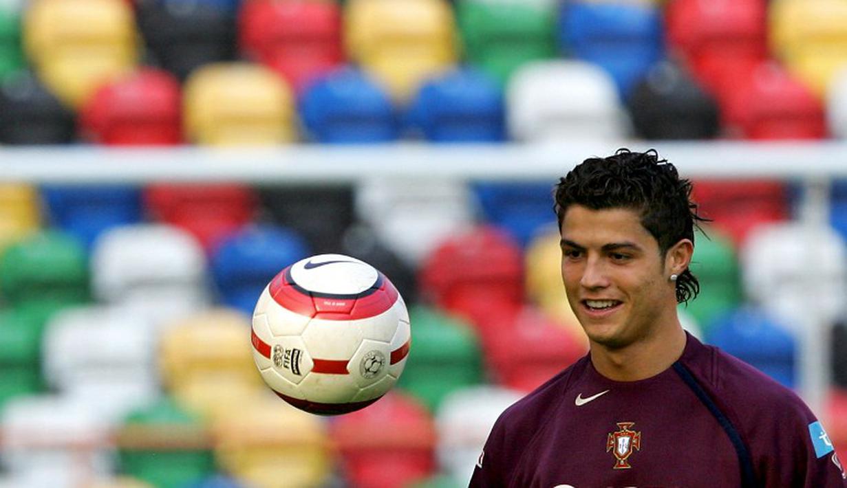 Cristiano Ronaldo saat mengikuti sesi latihan timnas Portugal jelang Kualifikasi Piala Dunia 2006 melawan Lichtenstein di Aveiro, Portugal, 7 Oktober 2005. (AFP/Nicolas Asfouri)