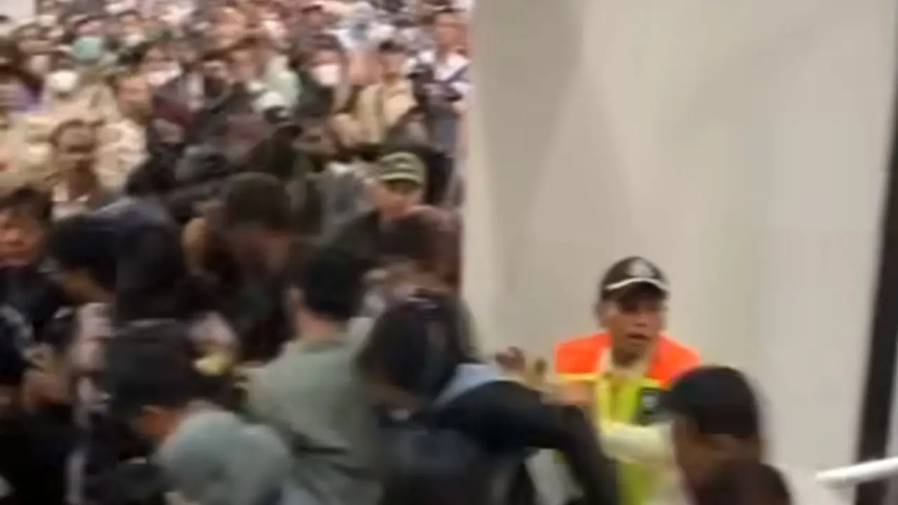 Video viral merekam detik-detik kepanikan para penumpang KRL yang hendak menaiki eskalator di Stasiun Manggarai, Jakarta Selatan.