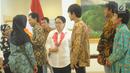 Menteri Luar Negeri RI Retno Marsudi tampak sedang berbincang bersama sejumlah ABK dan keluarganya saat pertemuan di Gedung Kemenlu, Jakarta (2/4). Mereka disandera sejak 23 September 2017 lalu. (Merdeka.com/Arie Basuki)