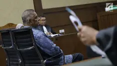 Mantan Direktur Utama PLN, Sofyan Basir saat menjalani sidang perdana kasus dugaan suap proyek PLTU Riau-1 di Pengadilan Tipikor, Jakarta, Senin (24/6/2019). Sidang beragendakan pembacaan dakwaan oleh JPU KPK dan eksepsi oleh penasehat hukum terdakwa. (Liputan6.com/Helmi Fithriansyah)