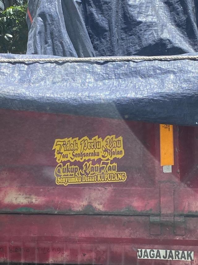 6 Tulisan Lucu di Kendaraan Ini Bikin Ketawa, Kocak Banget