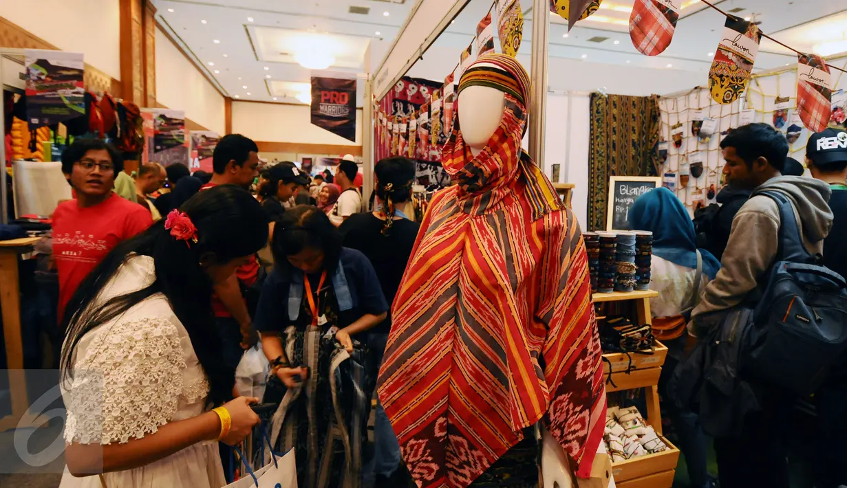 Pengunjung melihat-lihat salah satu produk yang dipamerkan di Indofest 2017 di Hall B Jakarta Convention Centre, Jakarta, Jumat (12/5). Indofest 2017 memamerkan dan memasarkan sejumlah produk berkegiatan di alam bebas. (Liputan6.com/Helmi Fithriansyah)