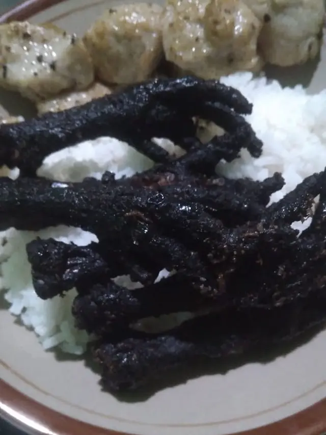 6 Momen Apes Masak Ayam Sampai Gosong Ini Bikin Enggak Napsu Makan