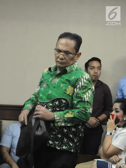 Mantan Manajer Merger dan Akuisisi Direktorat Hulu PT Pertamina Persero, Bayu Kristanto usai menjalani sidang putusan di Pengadilan Tipikor, Jakarta, Senin (18/3). Bayu juga didenda Rp 1 miliar subsider 4 bulan kurungan. (Liputan6.com/Herman Zakharia)