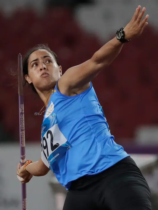 Atlet India, Annu Rani tampil pada Final Lempar Lembing Putri Asian Games 2018 di Stadion Utama Gelora Bung Karno, Jakarta, Selasa (28/8). (AP Photo/Lee Jin-man)