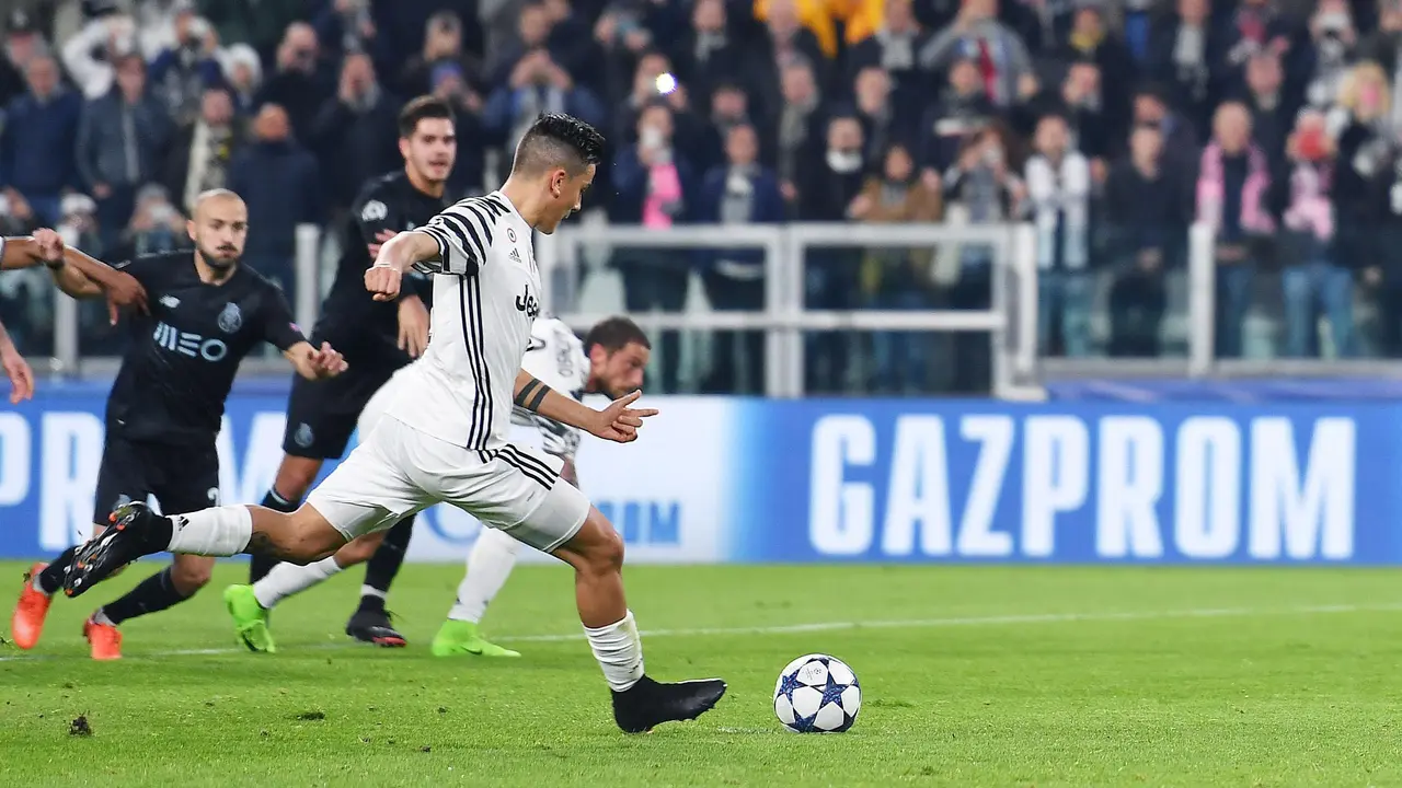Striker Juventus Paulo Dyabala mengeksekusi penalti ke gawang FC Porto pada leg kedua babak 16 besar Liga Champions di Juventus Stadium, Rabu (15/3/2017) dinihari WIB. 