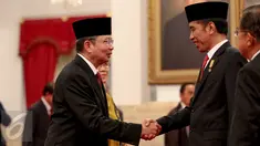 Presiden Jokowi mengucapkan selamat kepada Laksamana Dua (Laksda) Willem Rampangilei (kiri) usai pelantikan dirinya sebagai Kepala Badan Nasional Penanggulangan Bencana (BNPB) di Istana Negara, Jakarta, Senin (7/9/2015). (Liputan6.com/Faizal Fanani)