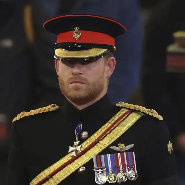 Pangeran Harry Berseragam Militer di Malam Penjagaan Ratu Elizabeth II