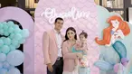Tampil kompak dengan busana bernuansa pink, momen ulang tahun Baby Guzel yang pertama ini dirayakan di sebuah hotel dengan konsep Little Mermaid. Dalam media sosial Instagram keduanya, Ali Syakieb dan Margin Wieheerm pun tampil penuh perasaan bahagia saat ulang tahun anaknya tersebut dihadiri oleh sejumlah sahabat dan keluarga. (Liputan6.com/IG/@alisyakieb)