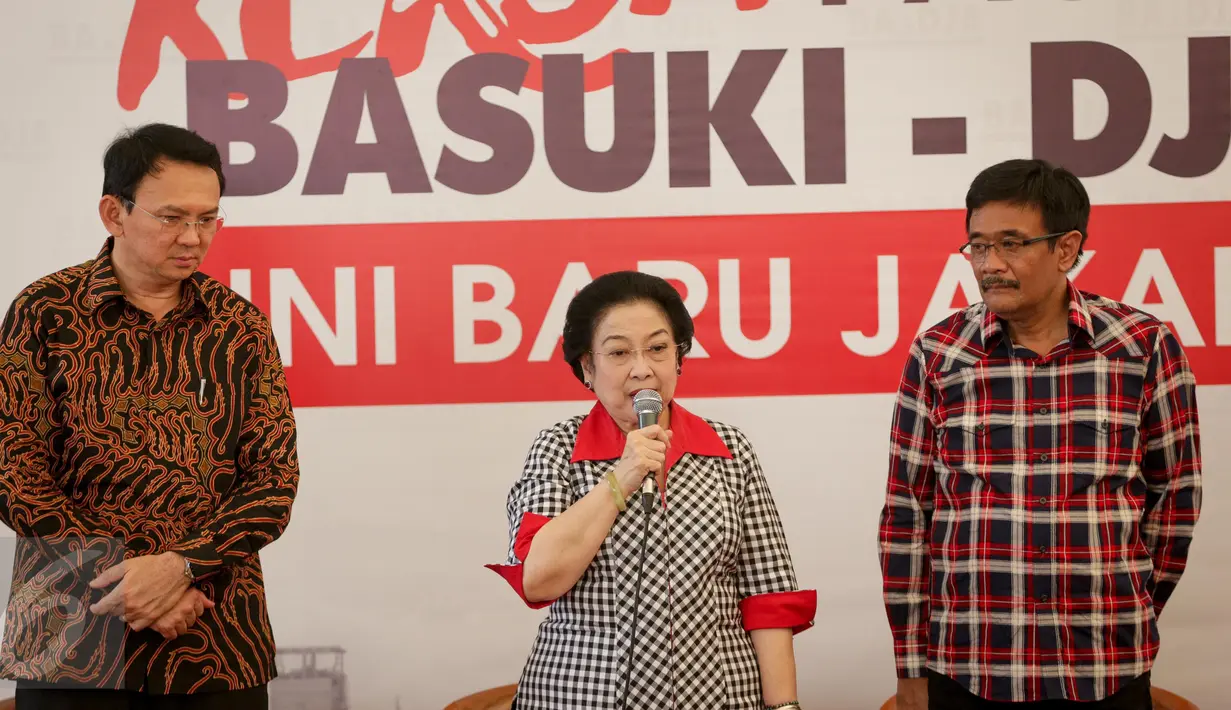 Ketua Umum PDI Perjuangan Megawati Soekarnoputri (tengah) bersama Cagub-Cawagub DKI Jakarta, Ahok-Djarot menyapa para relawan di Rumah Lembang, Jakarta, Rabu (15/3). (Liputan6.com/Faizal Fanani)
