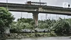 Truk melintas di atas lokasi pemancingan warga di waduk kawasan Sungai Bambu, Tanjung Priok, Jakarta, Minggu (17/1/2021). Waduk buatan di bawah Jalan Tol Pelabuhan tersebut menjadi wisata alternatif menghabiskan akhir pekan tanpa mengeluarkan biaya atau gratis. (merdeka.com/Iqbal S. Nugroho)