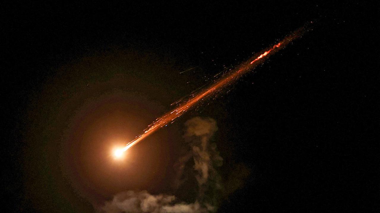 FOTO: Pembalasan Iran, Rudal Balistik Memorakporandakan Kompleks Bangunan di Kota Tel Aviv Israel
