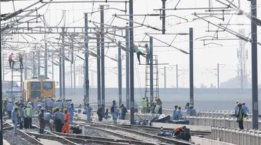 Sejumlah pekerja beraktivitas di Proyek Stasiun Halim Kereta Cepat Jakarta-Bandung (KCJB), Jakarta, Rabu (17/5/2023). (Liputan6.com/Herman Zakharia)