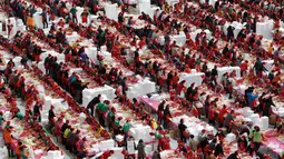 Peserta membuat kimchi, hidangan tradisional Korea Selatan, selama Festival Kimchi tahunan di pusat kota Seoul, Jumat (3/11). Sekitar 4.700 peserta diharapkan mampu menghasilkan 120 ton kimchi. (AP Photo/Ahn Young-joon)