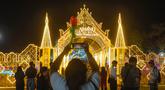 Salah satu pemgunjung sedang mendokumentasikan keindahan di Charming Chiang Mai Flower Festival pada Kamis (11/12/2025). (Bola.com/Bagaskara Lazuardi)