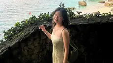 Felicia Tissue belum lama ini menikmati liburan di Bali. Perempuan kelahiran 9 Maret 1994 itu mengungkapkan rasa senangnya bisa melihat keindahan pulau tersebut. Feli terlihat begitu menawan dengan dress yang dipakainya saat menikmati liburan di pantai. (Liputan6.com/IG/@feliciatissue)