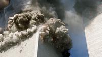 File foto 11 September 2001 ini, menara selatan World Trade Center, kiri, mulai runtuh setelah serangan teroris di gedung-gedung penting di New York. (AP Photo/Gulnara Samoilova)