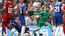 Satu gol Chelsea dicetak oleh bek baru mereka asal Prancis, Axel Disasi. (Photo by HENRY NICHOLLS / AFP)