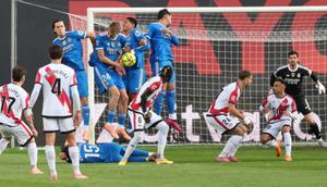 Bek Real Madrid asal Spanyol #18, Alvaro Carreras (kiri), dan bek Real Madrid asal Spanyol #24, Dean Huijsen (kedua dari kiri), mempertahankan tendangan bebas Rayo Vallecano dalam pertandingan Liga Spanyol antara Rayo Vallecano de Madrid dan Real Madrid CF di Stadion Vallecas, Madrid, pada 9 November 2025. (Thomas COEX/AFP)