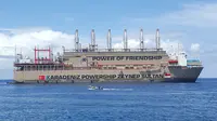 Kapal pembangkit listrik di perairan Amurang