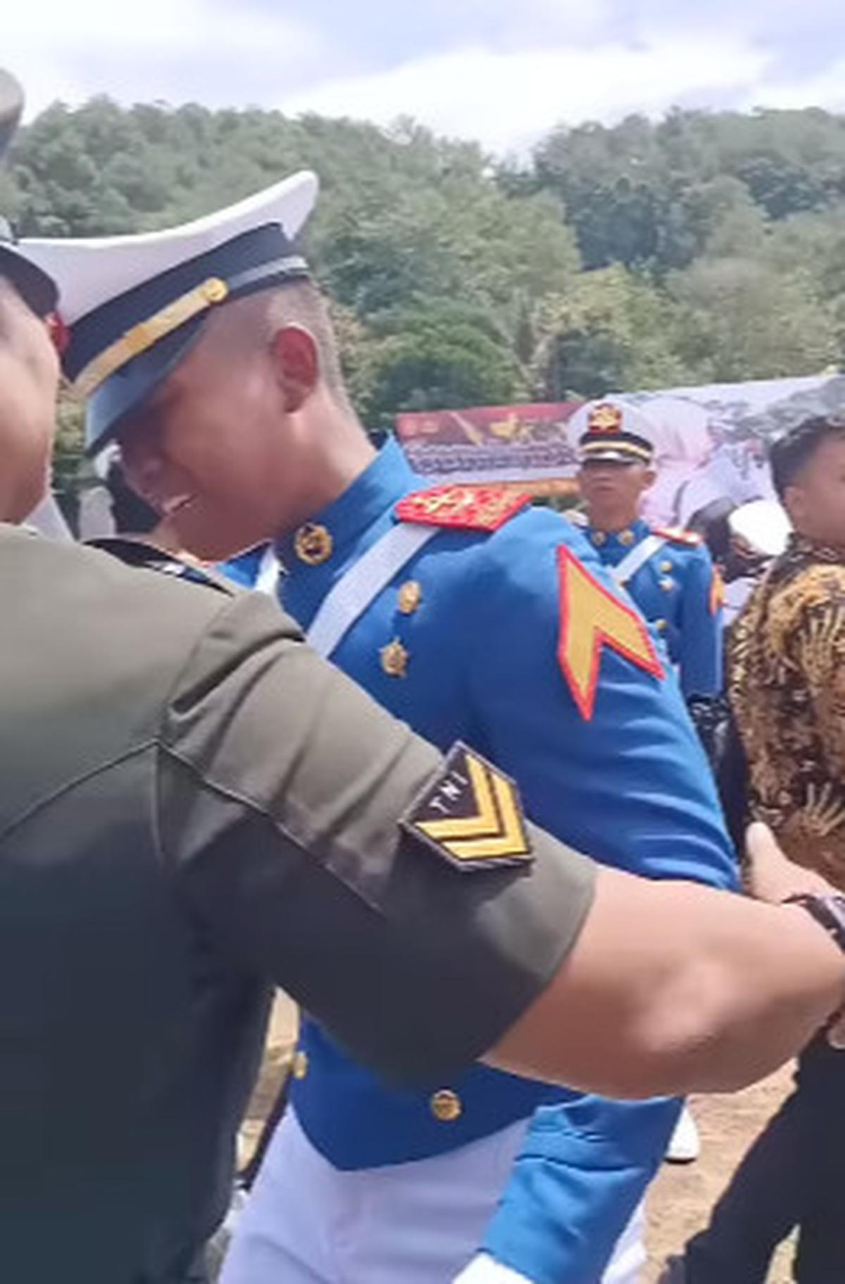 Momen Ayah Bintara TNI Terharu Anaknya Berhasil jadi Taruna AL