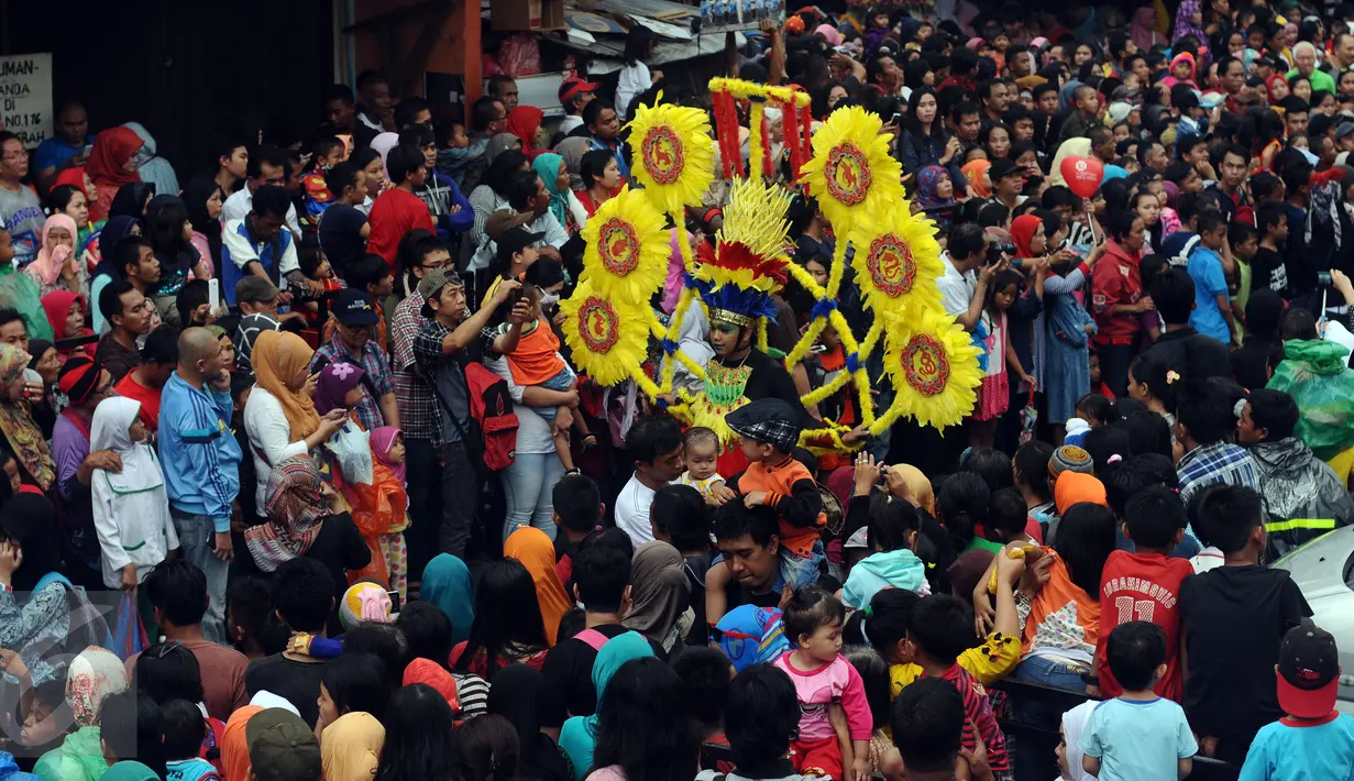 Peserta parade Pesta Rakyat Bogor melintas di tengah-tengah lautan massa yang memenuhi ruas Jalan Surya Kencana, Bogor, Senin (22/2/2016). Pesta Rakyat Bogor 2016 bersamaan dengan perayaan Cap Go Meh di Kota Bogor. (Liputan6.com/Helmi Fithriansyah)