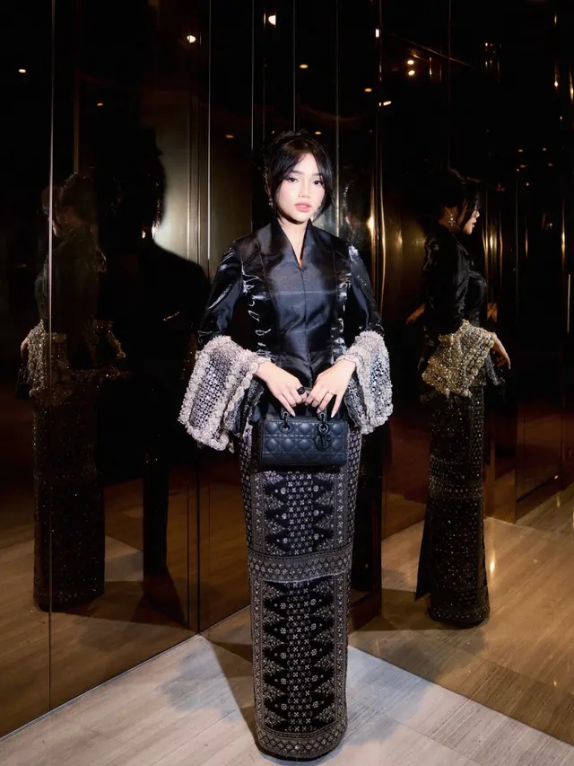 Pesona Woman in Black Fuji Utami, Padukan Wastra dengan Tas Dior