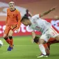 Pemain Belanda Donny van de Beek, kiri, mencetak gol pertama timnya selama pertandingan sepak bola persahabatan internasional antara Belanda dan Spanyol di Johan Cruyff ArenA di Amsterdam, Belanda, Rabu, 11 November 2020. (Dean Mouhtaropoulos / Pool via A