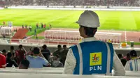 Petugas PLN bersiaga memantau kelistrikan pada pertandingan sepak bola antara Indonesia vs Argentina di Stadion Utama Gelora Bung Karno, Senayan, Jakarta. Foto: PLN