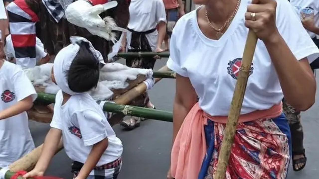 Potret Artis Ramaikan Pawai Ogoh-Ogoh Nyepi 2024 di Bali, Dari Happy Salma Hingga Nicholas Saputra