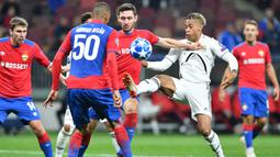 Gelandang Real Madrid, Mariano, berusaha melewati kepungan pemain CSKA Moskow pada laga Liga Champions di Stadion Luzhniki, Moskow, Selasa (2/10/2018). CSKA menang 1-0 atas Madrid. (AFP/Mladen Antonov)