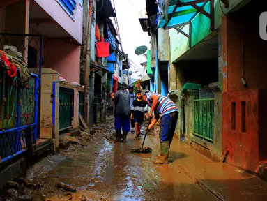 Warga kerja bakti membersihkan sisa lumpur dan sampah usai banjir melanda Kampung Melayu, Jakarta, Jumat (3/1/2020). Banjir yang melanda Kampung Melayu menyisakan sisa sampah dan lumpur. (merdeka.com/Magang/Muhammad Fayyadh)