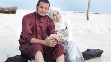 Beradegan Mesra Dengan Istri Boy Hamzah Malu Malu News Entertainment Fimela Com