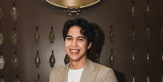 Salah satu yang mencuri perhatian adalah perayaan bachelor night yang digelar secara intimate bersama para sahabat terdekat yang akan menjadi groomsmen. Momen ini terasa bukan sekadar selebrasi, tapi juga refleksi menuju fase hidup yang baru.