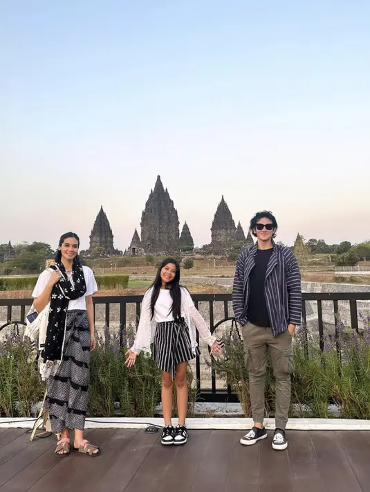 Marsha Timothy juga terlihat begitu kasual dalam balutan batik monokrom. Bernuansa hitam putih, kain tersebut hadirkan kesederhanaan yang memikat. [Foto: Instagram/ Marsha Timothy]