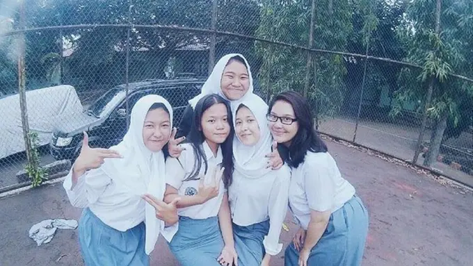 Bergaya Modis dengan Seragam Putih Abu-abu, Pernah Coba?