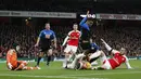 Gelandang Arsenal, Aaron Ramsey, terjatuh saat berebut bola dengan pemain Bournemouth, Joshua King, pada laga Premier League di Stadion Emirates, Inggris. (Reuters/Stefan Wermuth)