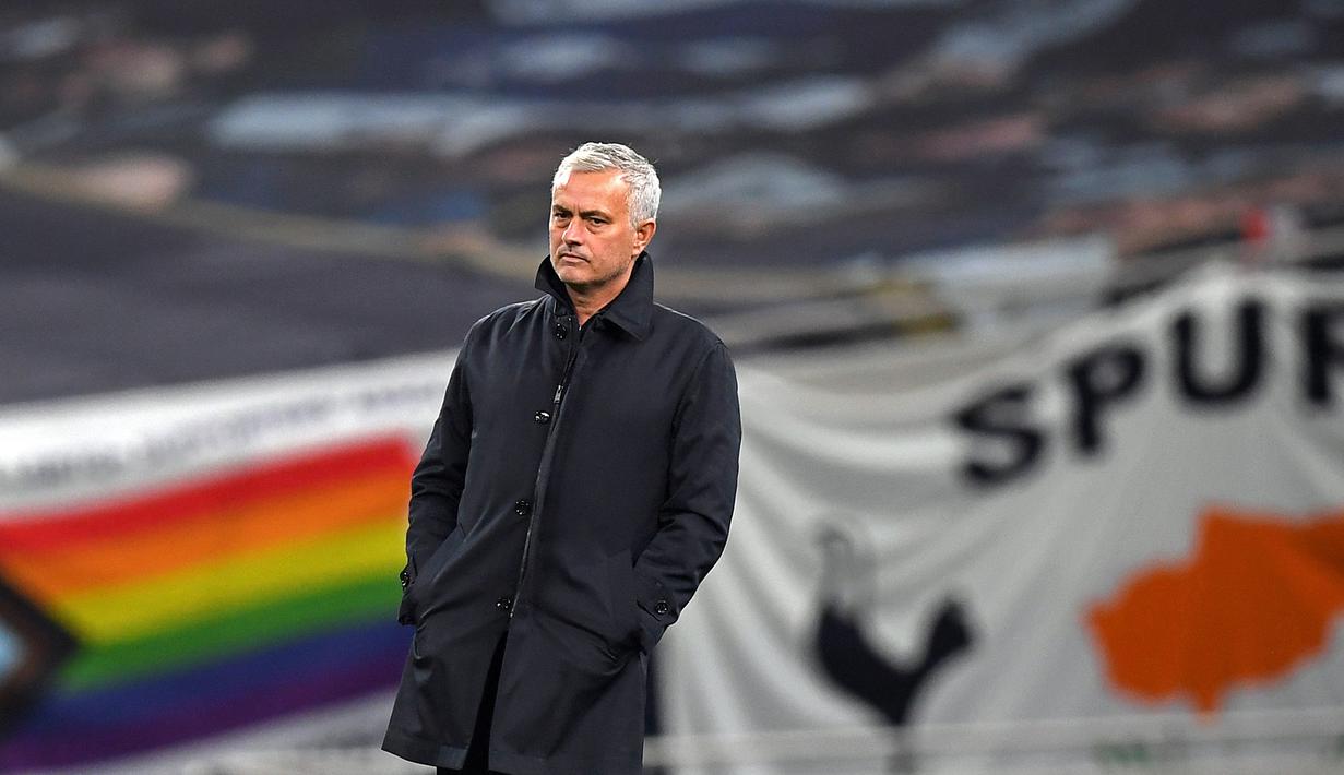 Pelatih Tottenham, Jose Mourinho, memperhatikan pemainnya saat menghadapi LASK pada laga Grup J Liga Europa 2020/2021 di Tottenham Hotspurs Stadium, Jumat (23/10/2020) dini hari WIB. Tottenham menang telak 3-0 atas LASK. (AFP/Daniel Leal-Olivas)
