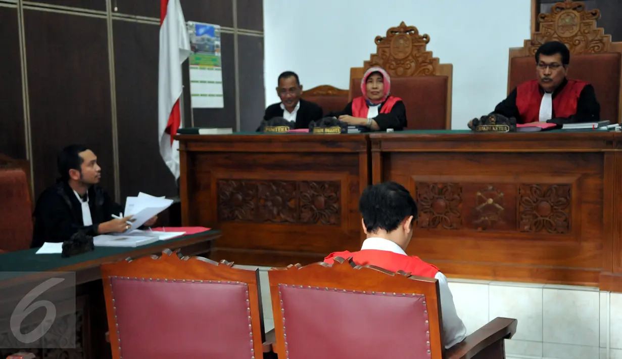 Suasana sidang perdana Hengki Kawilarang dengan agenda pembacaan dakwaan di PN Jakarta Selatan, Senin (22/6/2015). Hengki diduga telah menggelapkan uang sebesar Rp 1,6 miliar milik Jeng Ana. (Liputan6.com/Panji Diksana)