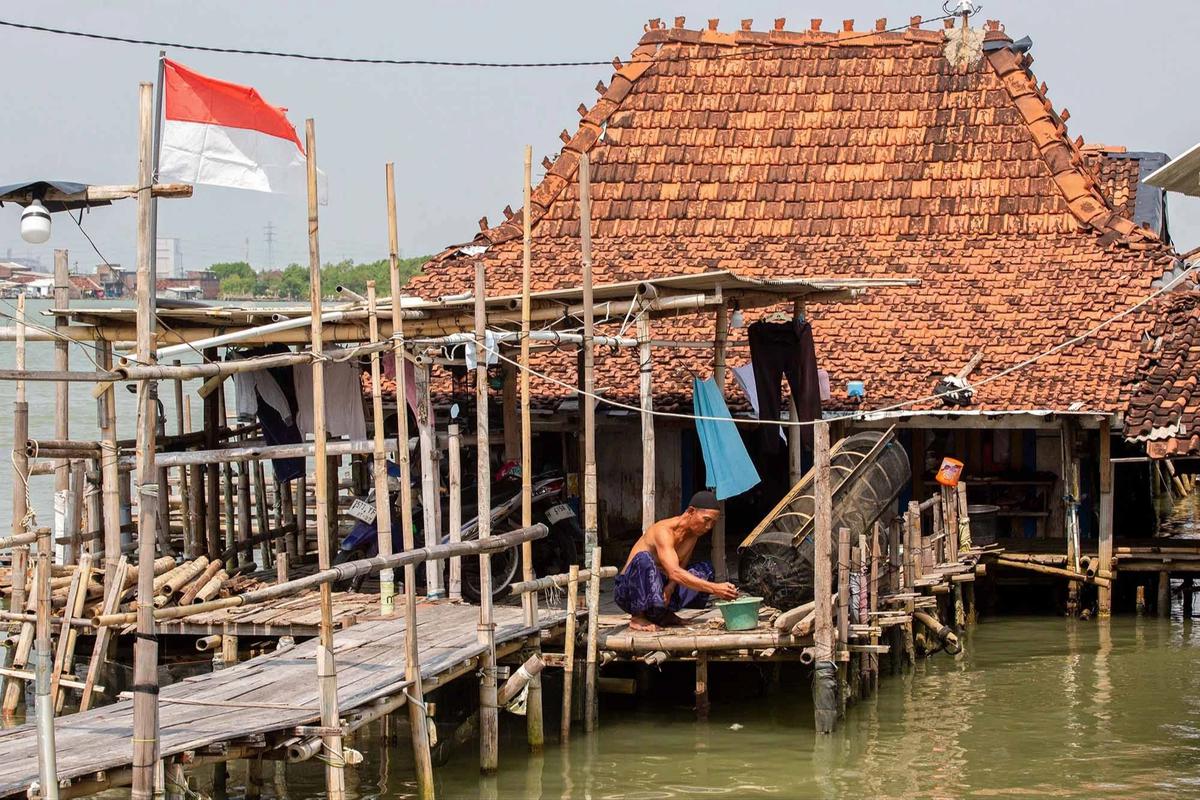 FOTO: Timbulsloko Bertahan di Tengah Rob yang Tak Kunjung Surut