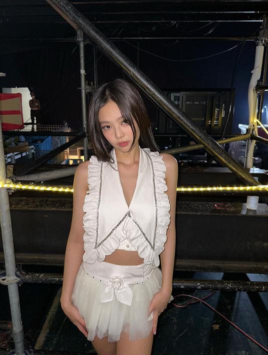 7. Jennie, rapper utama dan vokalis utama BLACKPINK, juga yang pertama di grup yang merilis musik solonya sendiri yang bertajuk "Solo". Dikenal karena keterampilan musiknya serta visualnya, dia memiliki banyak kesepakatan dukungan, termasuk dengan Chanel dan Calvin Klein. (Foto: Instagram/ jennierubyjane)