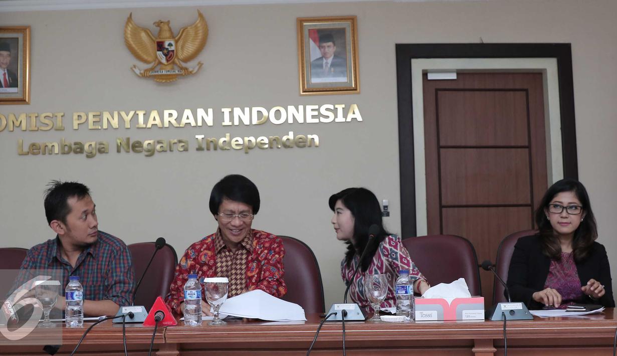 Komisioner KPI Agatha Lily (kedua kanan) bersama dewan juri Anugerah KPI Hanung Bramantyo, Ka Seto, dan Meutya Viada Hafid saat memberikan keterangan penyelenggaraan Anugerah KPI 2015 di Jakarta, Jumat (27/11). (Liputan6.com/Angga Yuniar)