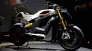 Prototipe sepeda motor listrik keluaran perusahaan asal Italia, Volt yang ditampilkan selama pameran di Milan, Italia (16/3). (AP Photo/Antonio Calanni)