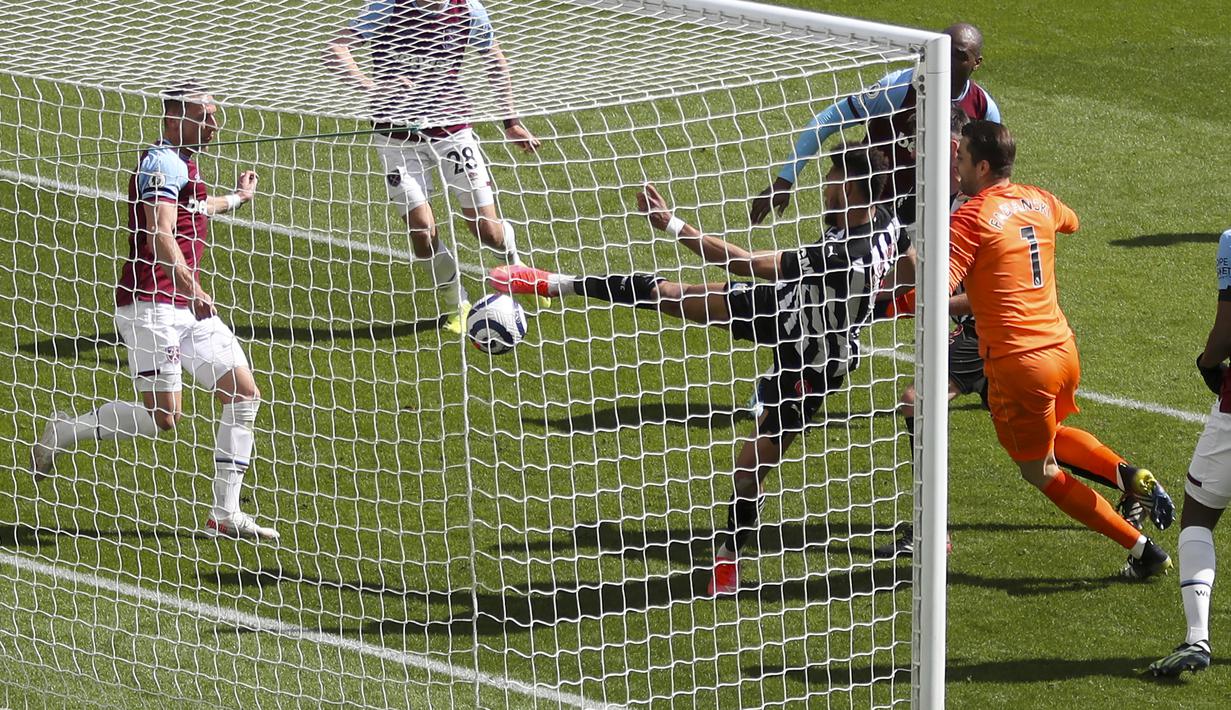 Striker Newcastle United, Joelinton (kedua dari kanan) mencetak gol kedua timnya ke gawang West Ham United dalam laga lanjutan Liga Inggris 2020/2021 pekan ke-32 di St James' Park, Newcastle, Sabtu (17/4/2021). Newcastle menang 3-2 atas West Ham. (AP/Owen Humphreys/Pool)