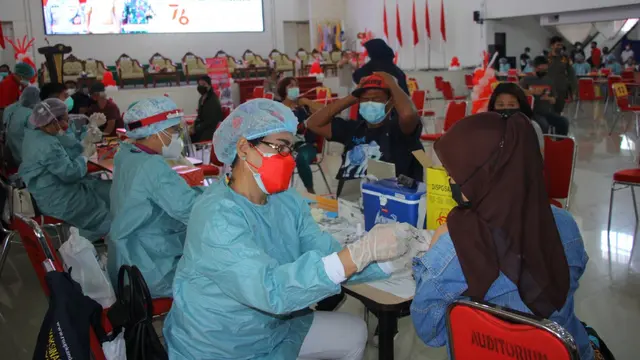 Proses vaksinasi melalui program Vaksin Merdeka Samrat yang dilaksanakan Polda Sulut di kampus Unsrat Manado.