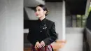 Prilly Latuconsina tampil fierce saat pakai kebaya Janggan hitam dan celana Batik dari Wilsen Willim [@prillylatuconsina96]