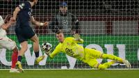 Khvicha Kvaratskhelia mencetak gol di laga PSG vs AS Monaco di leg kedua playoff Liga Champions 2025/2026 di Parc Des Princes, Kamis (26/02/2026) dini hari WIB. (AP Photo/Michel Euler)
